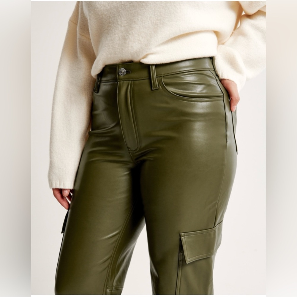 NWOT Abercrombie & Fitch Curve Love 30/10 Vegan Leather Cargo 90s Relaxed Pant - Picture 5 of 9